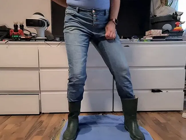 Jeanspiss mit Gummistiefel und Badeanzug.