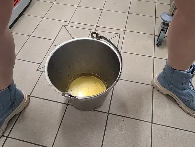 Pissen auf Arbeit schön in ein Blecheimer.