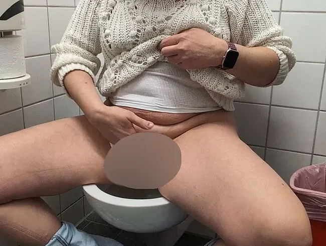 Pissen auf der Toilette .