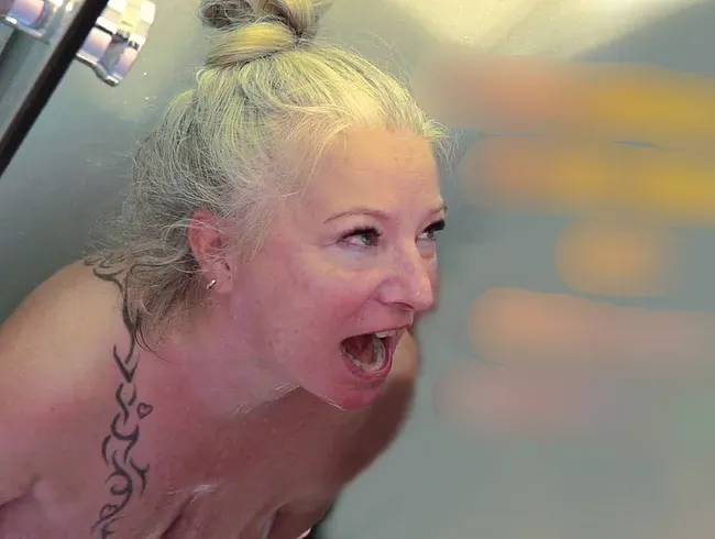 3 Fans pissen mir in den Mund und füllen mich mit Pisse ab!