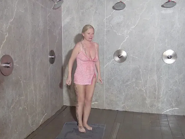 Und die nächsten 3 Männer die mir in einem Swingerclub ins Maul pissen!