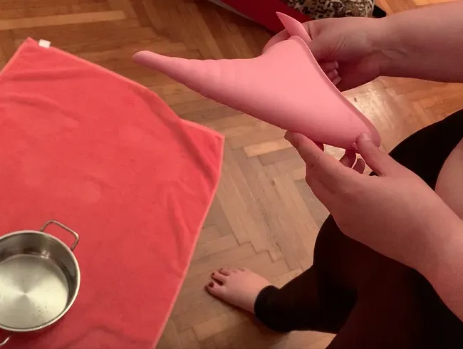 Mollige Frau pinkelt im Stehen!