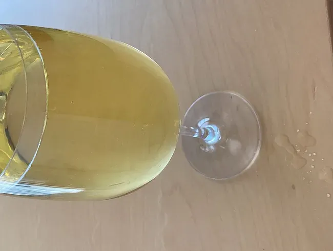 Sunny hat das Weinglas mit NS gefüllt