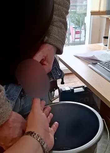 Sunny hat für mich Büro in den Eimer gepisst mit meiner helfenden Hand (19)