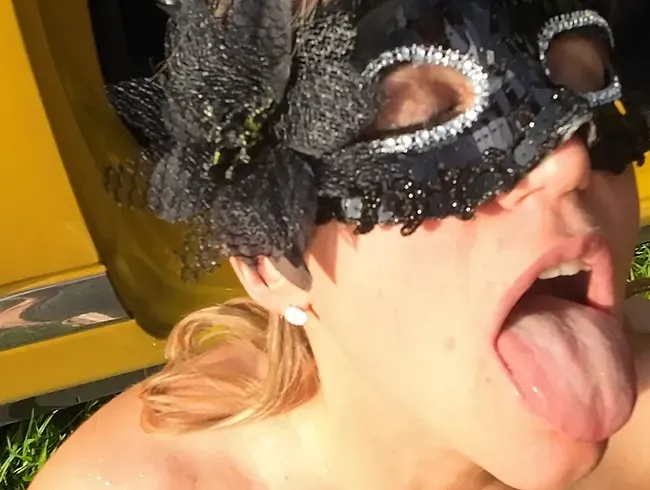 Erste mal Natursekt Outdoor - WOW auf die Titten gepisst