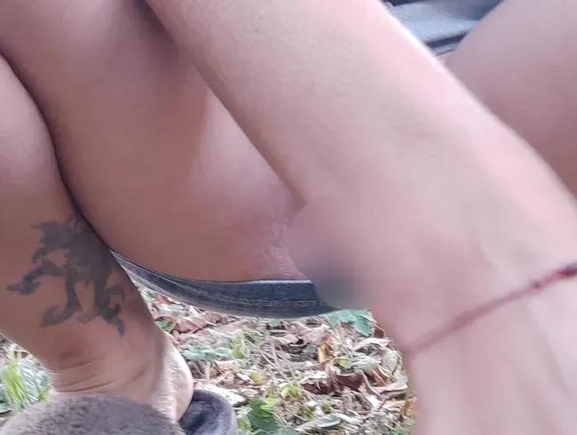 Masturbation und Piss im Wald einer schwarzhaarige