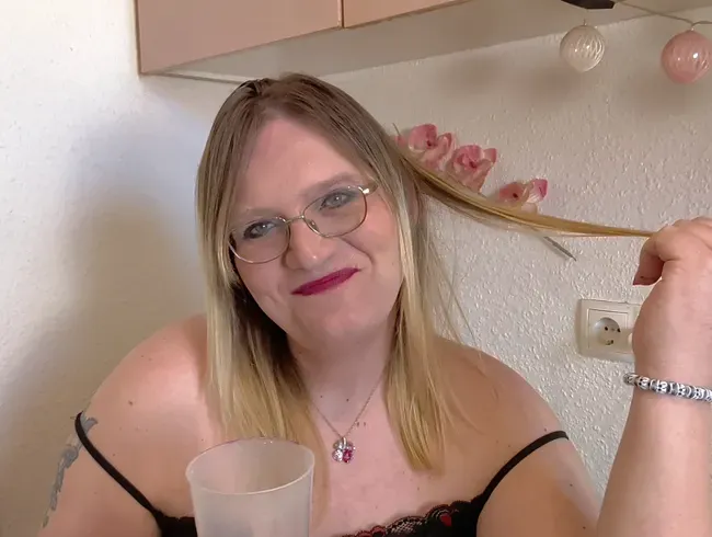 Zigarette, Kaffee und Natursekt zum Frühstück