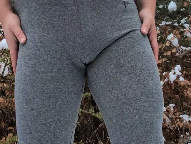 User Wunsch ! Ziehe eine Leggins an und pisse dich ein !