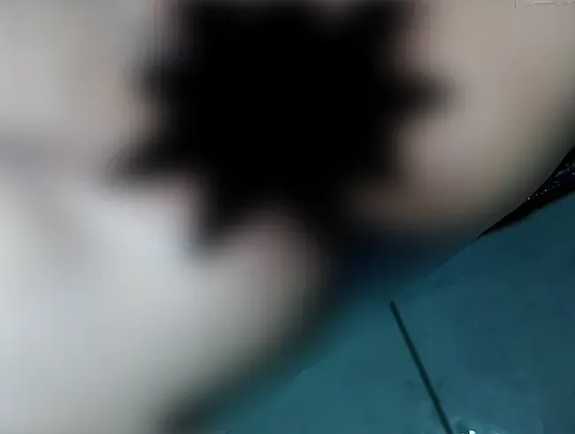 Behaarte  Muschi ist am Pissen