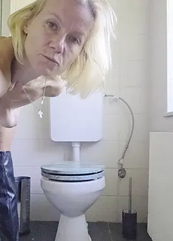 Toilettengang in Stiefel plus Selbstbefriedigung