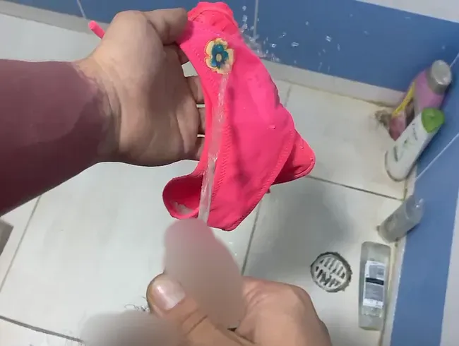 Ich pinkle in rosa Höschen mit einer Blume