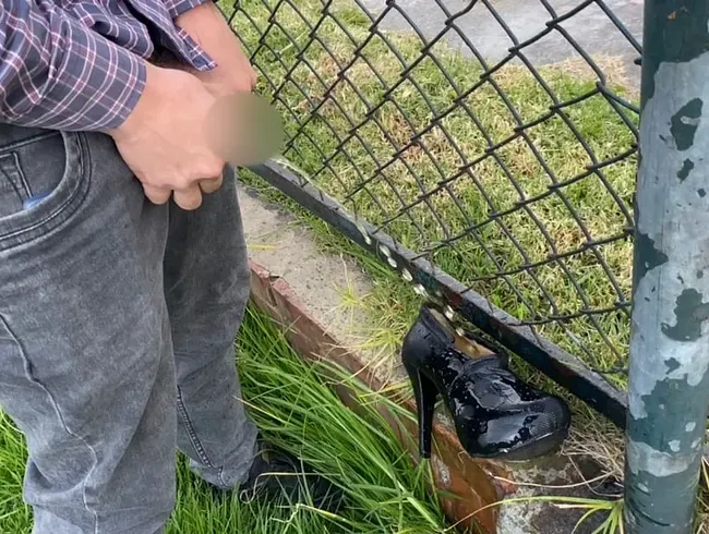 In der Öffentlichkeit auf einen Absatz PISSEN!