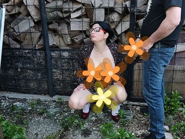 Good Dumb Wife pisst, spuckt und spritzt ins Gesicht, während sie pisst und masturbiert