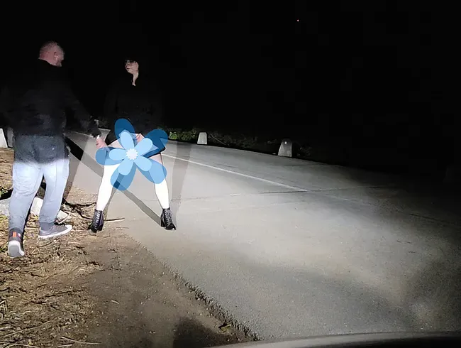 Halten Sie die Beine gespreizt, ficken Sie und pissen Sie wie eine Hure, während Sie dickes Sperma