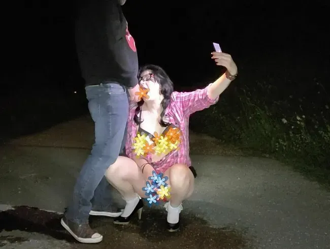 Sexy reife MILF in aufgeknöpftem Hemd und hochgezogenem Rock pinkelt und wird auf ihre Kleidung gepisst