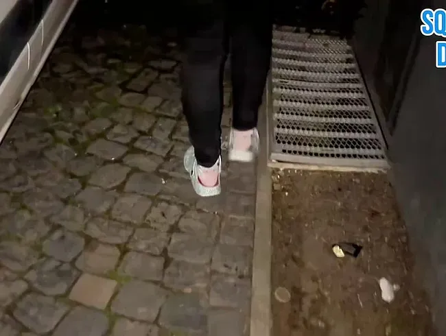 Auf dem Heimweg ein schneller piss zwischen die Autos