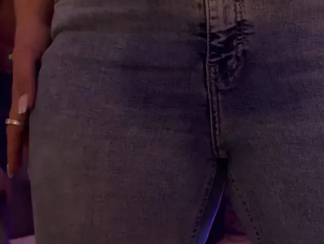 Auf einer privaten Party bei Freunden habe ich zum ersten Mal in meine Jeans gepisst beim tanzen