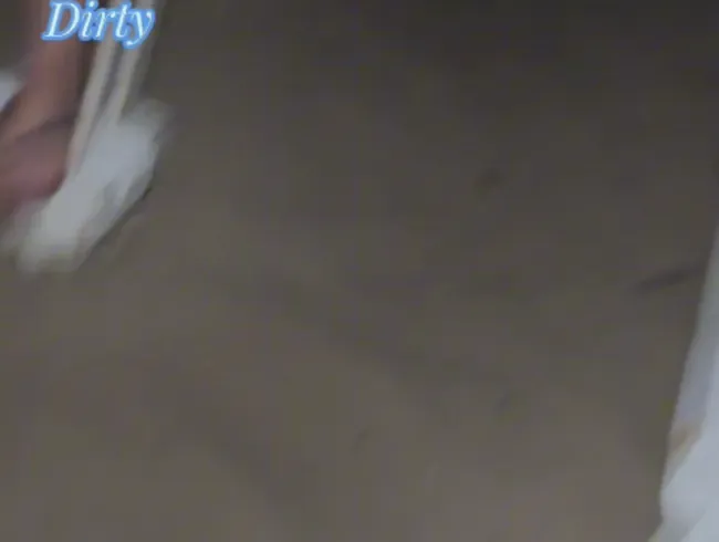 Bei Nacht und Nebel in unserem Garten von der Schaukel gepisst.