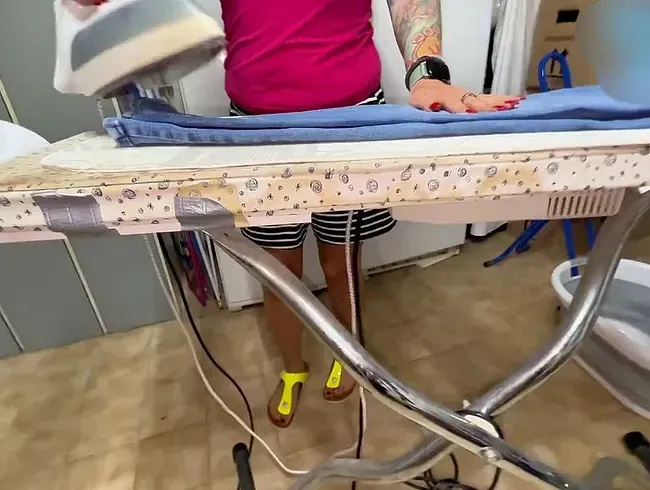 Beim bügeln habe ich einfach in den Wäschekorb gepinkelt