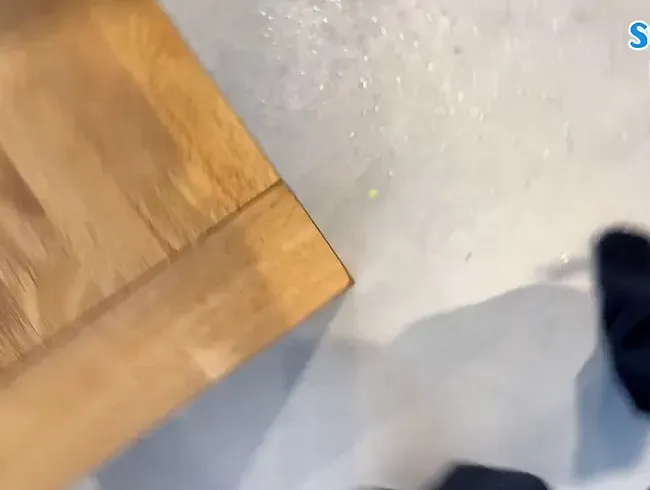 Beim mastubieren im hohen Bogen vom Tisch gepisst