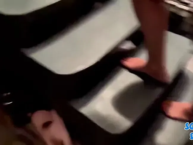 Den ganzen Abend ohne Höschen unterwegs aber keine Gelegenheit zum pinkeln…