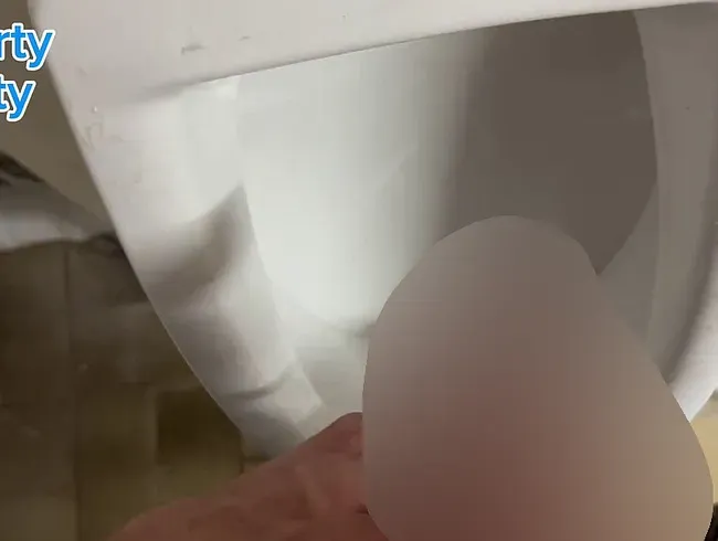 Die Schlage am Frauenklo war mir zu lang, deshalb habe ich bei den Männern gepisst