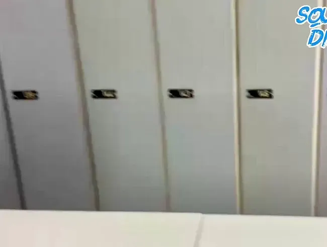 Einfach ganz ungeniert in die Umkleide gepisst!