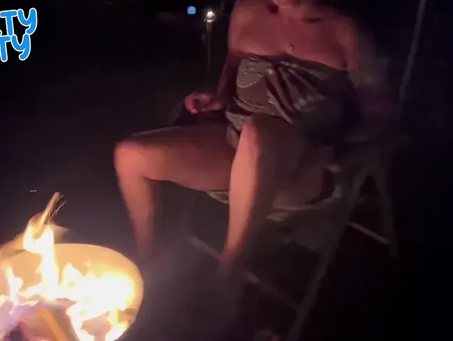 Einfach ins Lagerfeuer gepisst und dann seinen Schwanz geblasen