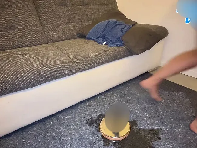 Erstmal meinen Dildo vollpissen und dann schon versaut ficken