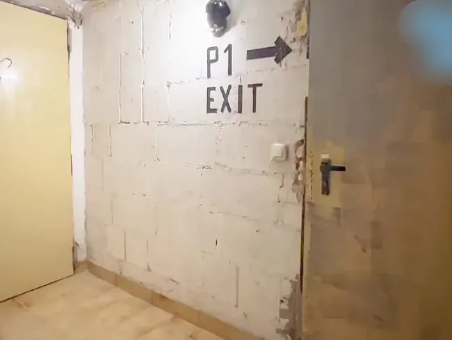 Ganz spontan und ungeniert einfach im Parkhaus ins Treppenhaus gepisst