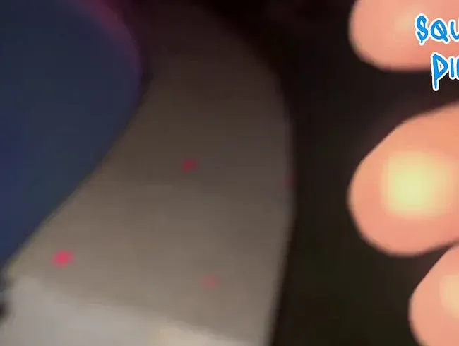 Ganz ungeniert in den Pool gepisst und seinen Schwanz geblasen