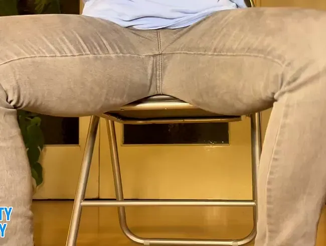 Ich hatte keine Lust auf die Toilette zu gehen, deshalb habe ich einfach in die Hose gepisst.