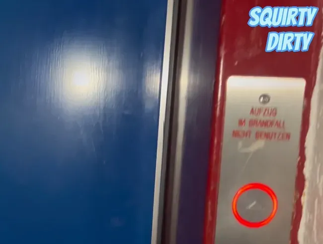 Im Fahrstuhl vom Parkhaus konnte ich es nicht mehr halten und habe mir in die Hose gepinkelt!