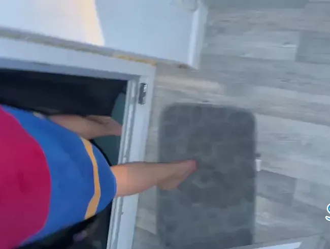 Im hohen Bogen einfach mal in den Pool gepisst