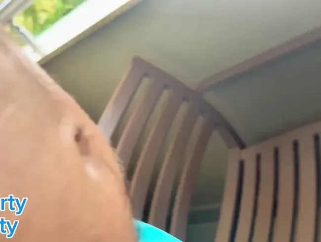 Schnell mal im Hotel auf den Balkon gepisst!