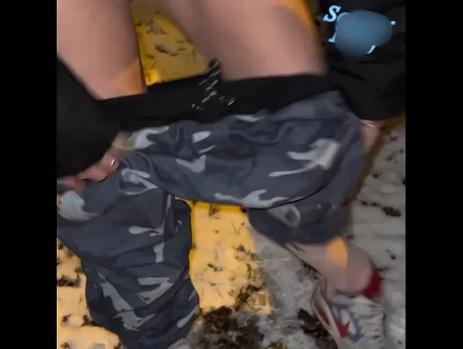 Schneller Outdoor Piss auf dem Parkplatz