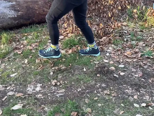 Schneller Outdoor Piss beim Waldspaziergang