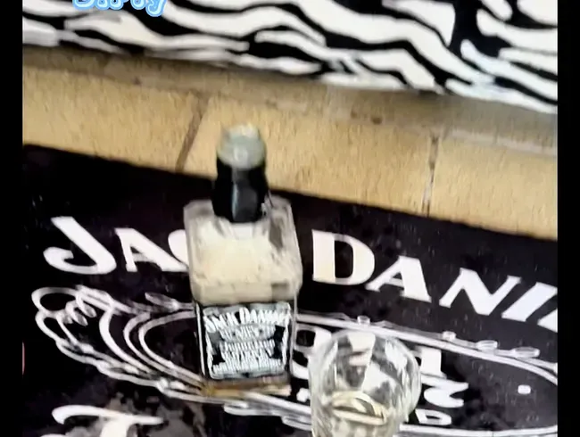 Zuerst die Flasche fast leer getrunken und dann wieder voll gemacht