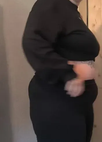 Ausziehen, in Schüssel pissen, Pisse wegkippen. Ich bin so verschwenderisch????