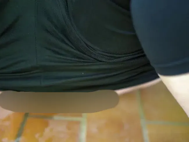 Vor einer Hütte auf den Boden gepisst, Tempo hingeschmissen und in der Pisse sitzen geblieben