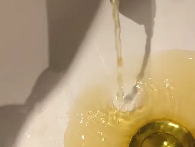 Morgen Piss in Bad der Schwägerin
