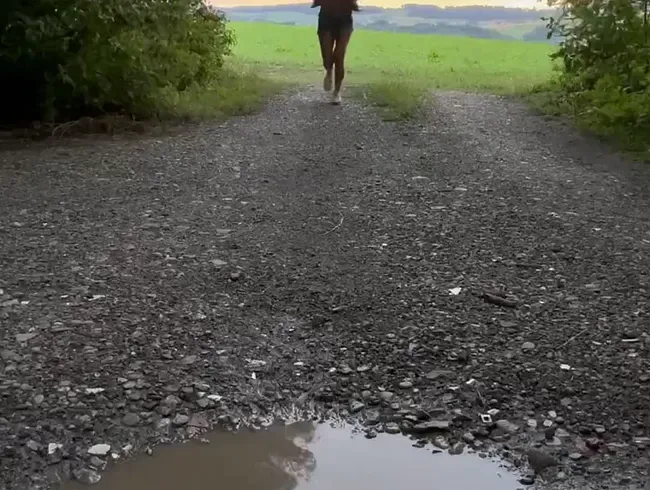 2 Joggerinnen befüllen die Pfütze - Natursekt - pissen mit Schaum-Effekt