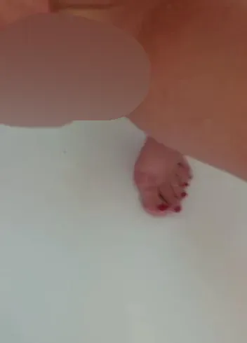 Dreckige Pissfotze Pia pinkelt als Wixxvorlage in Dusche