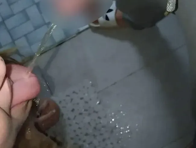 NATURSEKT direkt aus QUELLE ** Piss Schlampe Pia lässt sich in die MAULFOTZE pissen