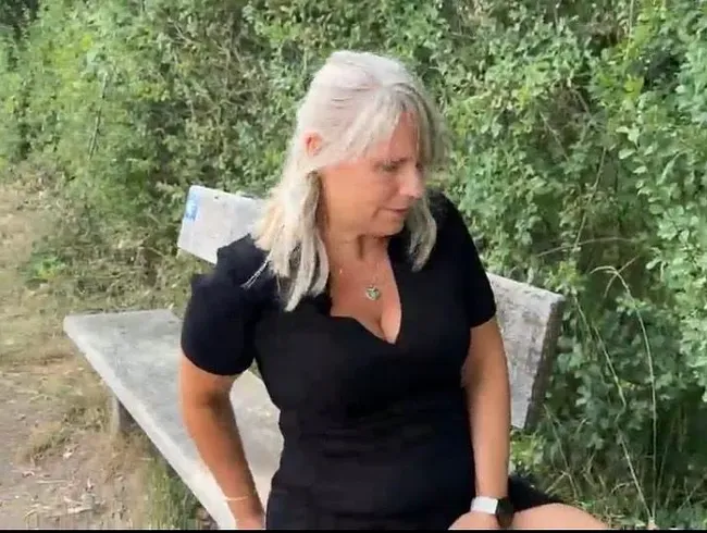 Outdoor von der Bank aus Gepisst