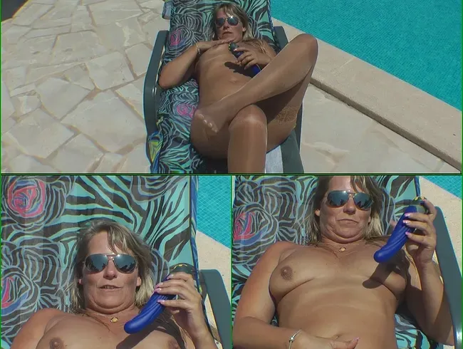 Squirten und Pissen mit dem Dildo am Pool