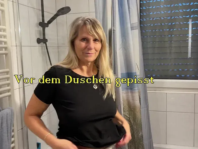 Vor dem Duschen Gepisst