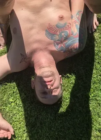 Ich pisse wieder mal auf meinen Mann. Er steht voll drauf!