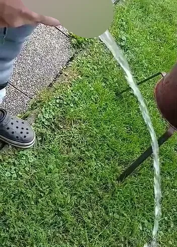 Mein Mann muss mal pissen!!! Mal in den Garten gepisst ; Schaut euch den fetten Strahl an.