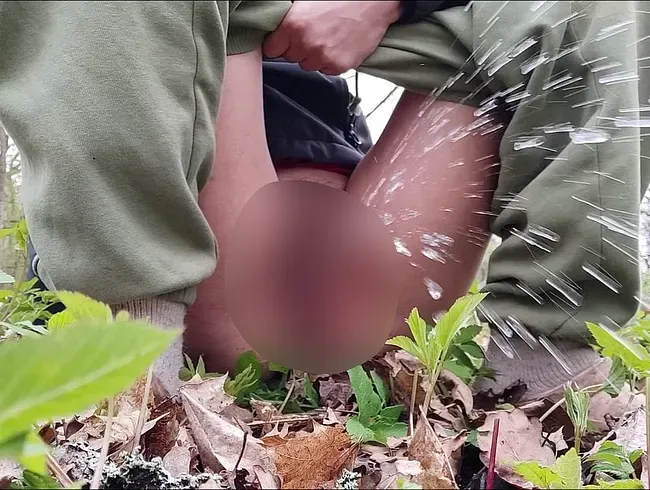 Pinkeln in der Wildnis - Nahaufnahme